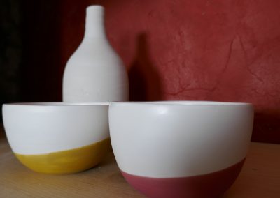 Tasses et un pot à eau