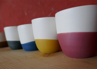 Petites tasses aplat dans atelier