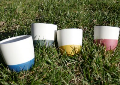 Petites tasses aplat dans herbe