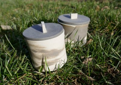 Pots à sucre dans herbe