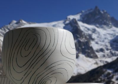 Tasse blanche courbes de niveau