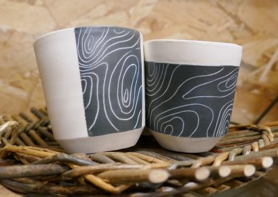Tasses blanches et grises courbes de niveau