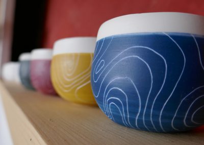 Tasses colorées courbes de niveau