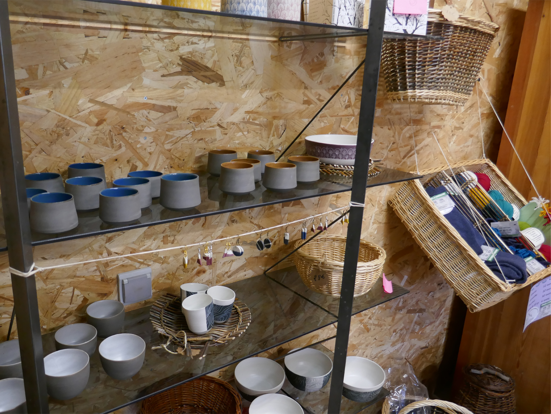 photo étagère de la boutique avec créations en céramique