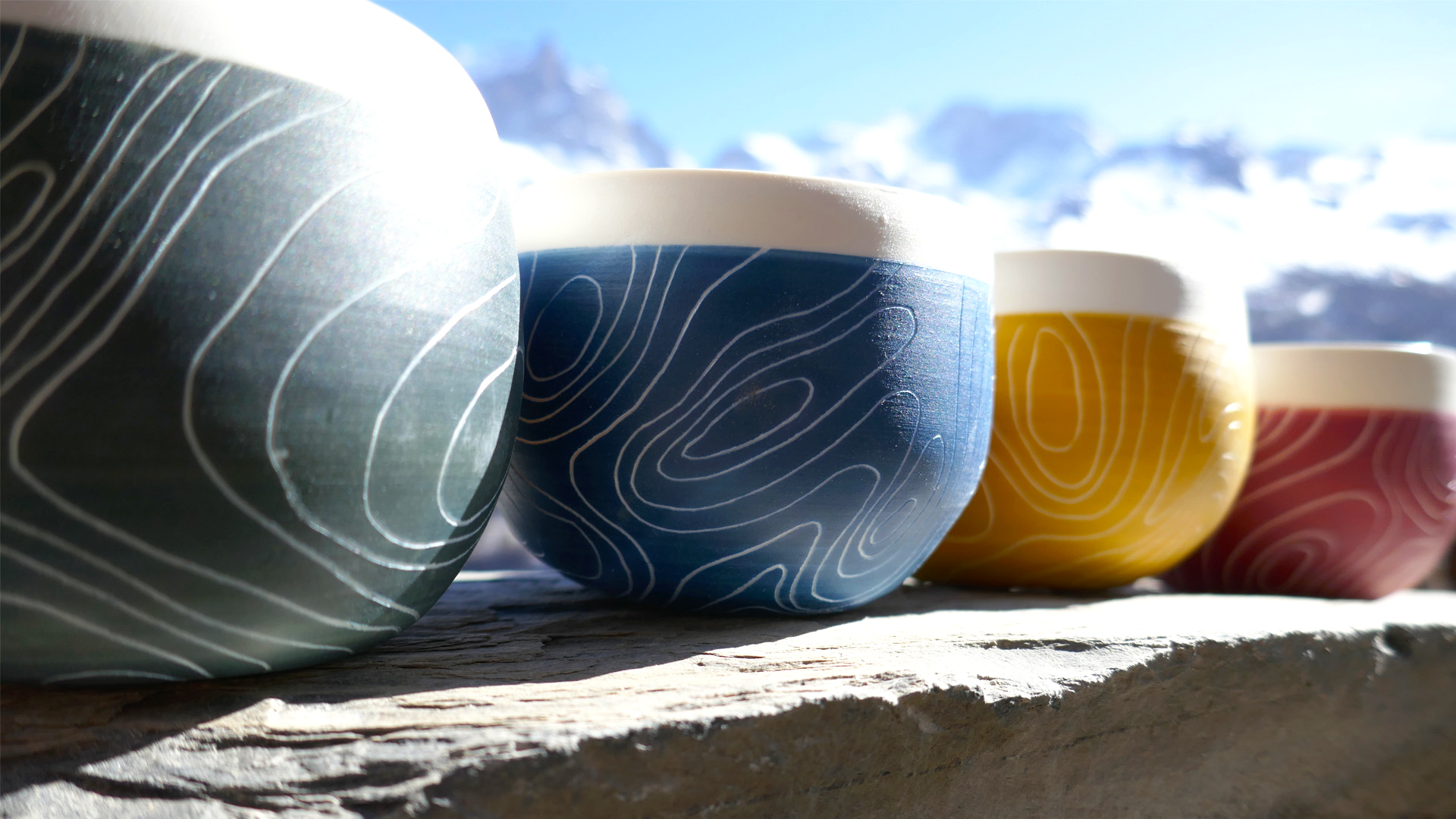 poterie : tasses devant paysage de montagne