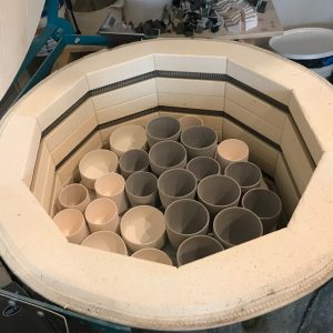 Four avec des créations à l'intérieur après la cuisson